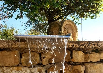 fontaine_sur_mur_en_pierre