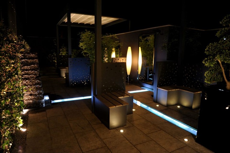 jardin_lumineux_vue_de_nuit_designe_par_paysagiste