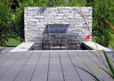 mur_d_eau_en_quartzite_et_terrasse_bois