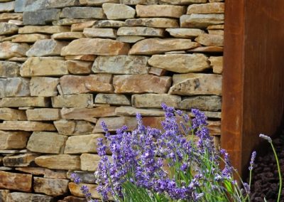 mur_fait_de_pierres_naturelles_dans_jardin