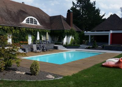 piscine_avec_plage_en_bois_et_amenegament_paysager