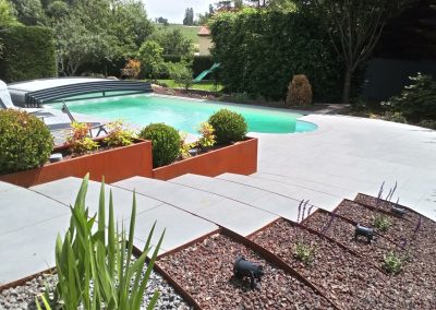 superbe_piscine_paysagere_avec_toit_ouvert