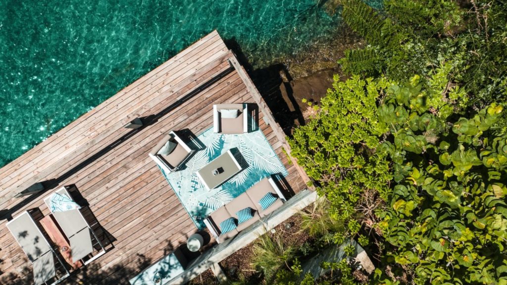 terrasse en bois en bord de mer