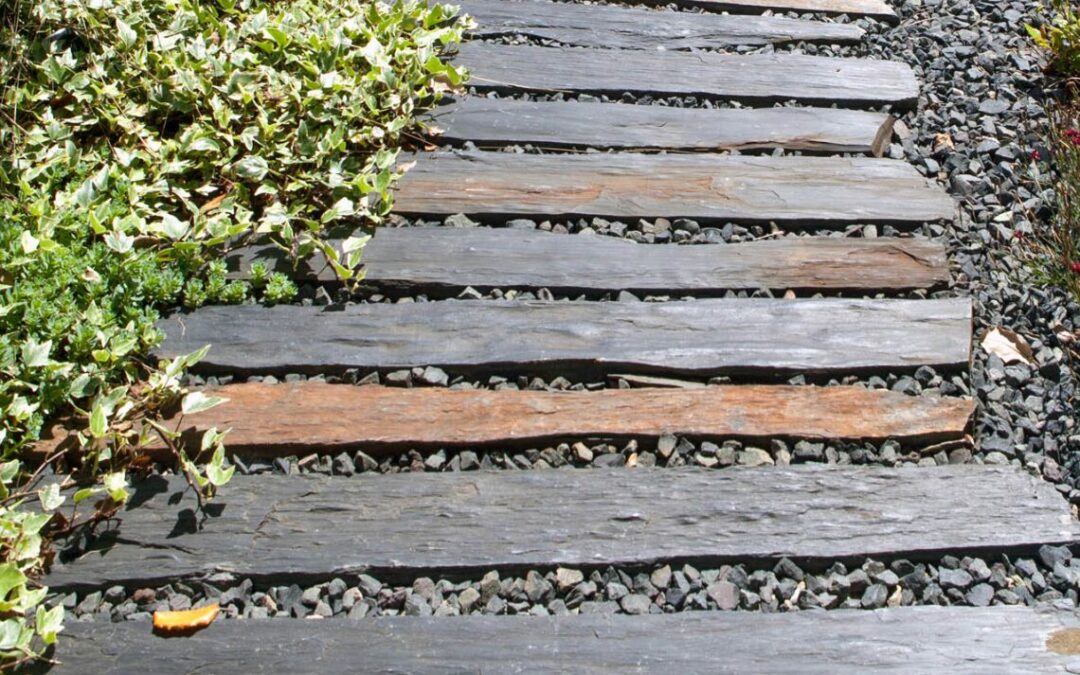 Tout savoir sur l’allée en pierre naturelle pour sublimer votre extérieur